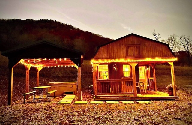 Cozy Tiny Cabin with Hot Tub, 3 Minutes to Seneca Rocks Park Entrance