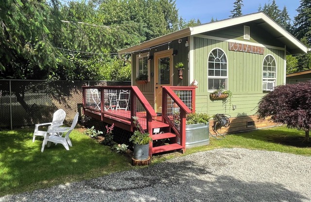 Cozy tiny house is spotlessly clean with lots of extras for a special stay.