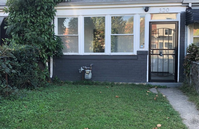 Cozy townhome with 2 bedrooms, Off-Street Parking & WiFi in Washington, DC