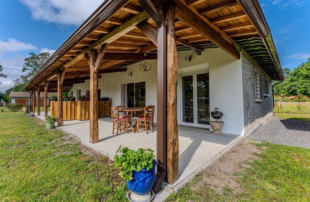 Cozy Townhouse with Garden & Terrace – Sleeps 4, Pet Friendly, at Sanguinet