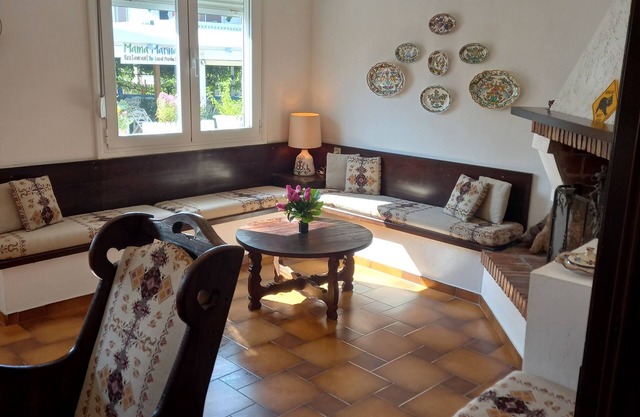 Cozy Traditional Greek one bed Flat, 7 min Away From Airport 50ft to the Beach