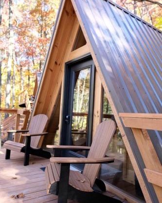 Cozy Tree Cabin with Wonderful Views from the Deck in Ohio