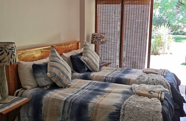 Cozy triple room with king sized bed and single bed, near Bloemfontein