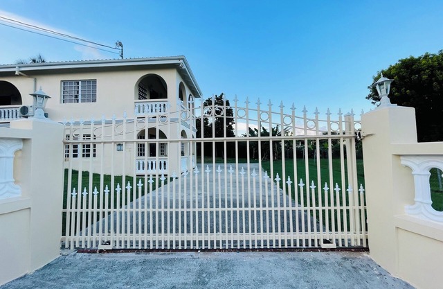 Cozy tropical retreat minutes from dining shopping and the beach!