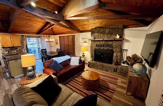 Cozy, updated Sunriver cabin close to Village