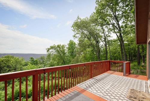 Cozy w 5 Private Acres Deck Grill & Dog Friendly