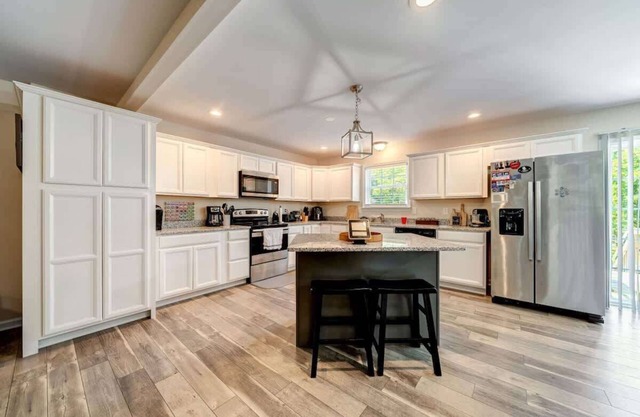 Cozy w Fire Pit, Grill, Deck, Screened Porch, WiFi