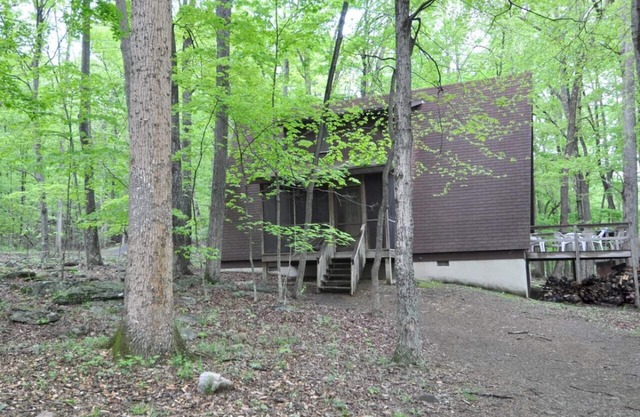 Cozy - wifi, wood stove, deck, screen porch, pool access, hiking, king