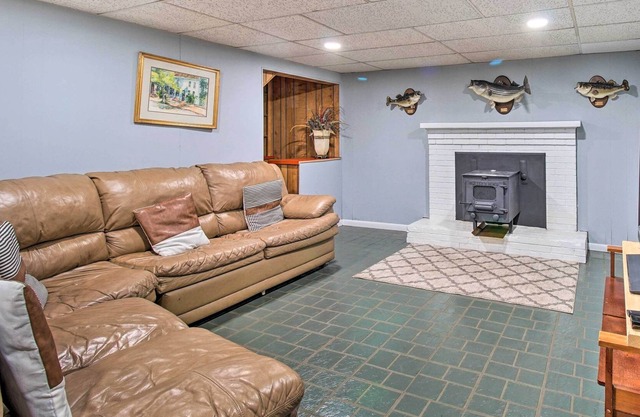 Cozy Woodbridge Home w/ Fire Pit & Deck