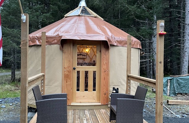 Cozy yurt just a short distance to Seward boat harbor and downtown.