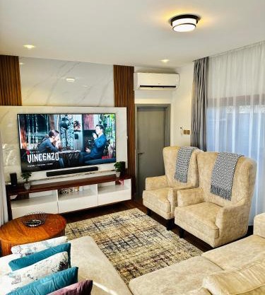 CozyHome 75”TV, 5mints from the Beach & City