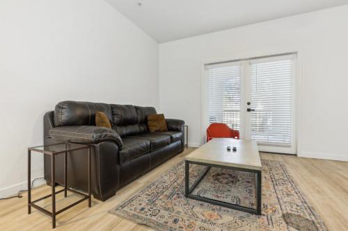 CozySuites Glendale by the stadium with pool 29