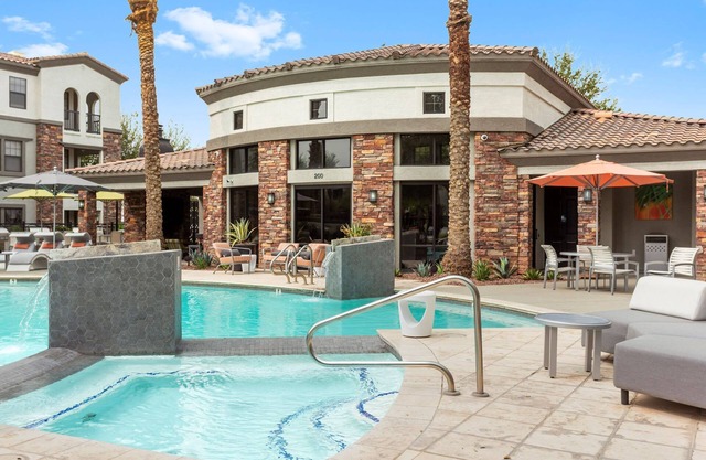 CozySuites Glendale by the stadium with pool 04