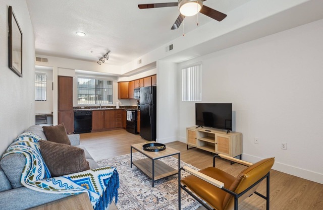 CozySuites Glendale - Westgate w pool! 14