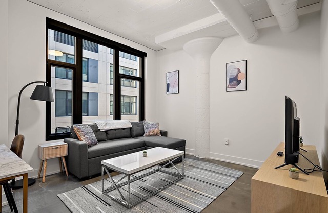 CozySuites NLG - Modern 1BR condo #08