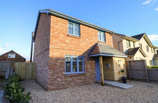 CRAB COTTAGE, family friendly, country holiday cottage in Bembridge