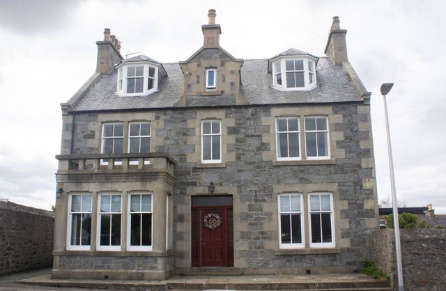 CRANNOCH SELF CATERING, pet friendly, with hot tub in Cullen