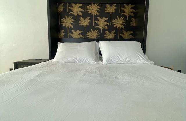 Creative Retreat NoHo Arts District Parking Fireplace Walking Distance to Shops