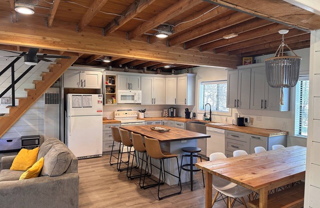 Creek-Canyon Property, Acre-Fenced. Dogs OK. 4bd+Entertainment Rm w-8 bunk beds