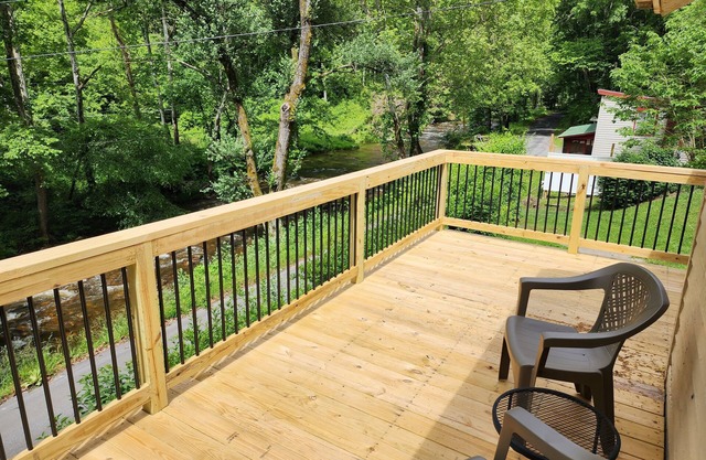 Creekberry - Mountain Cabin on Creekfront - Secluded Comfort - Pets Stay Free!!!
