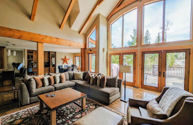 Creekside Chalet: 7-bedroom luxury mountain home