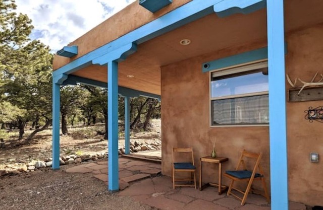 Crestar Casita - secluded mountain house on 2.14 private acres in a pinon forest