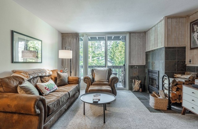 Crestview #3 bldg C 1 Bedroom plus Den/ 2 Bathroom, close to town shuttle and walk to village