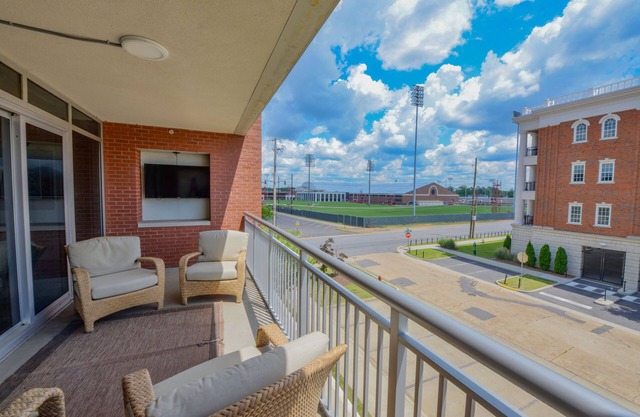 Crimson Chimes - Book for Football - walk to stadium, coliseum and more!