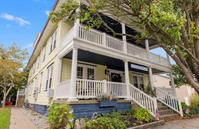 Crocus by the Sea Breeze Bayn5-minute walk to the beach and pet friendly!