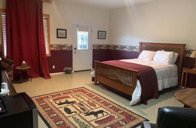 Crooked Creek Retreat Luxurious room on Creek, 2 Queen bds + Full Fishing Gear.