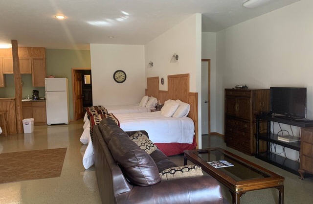 Crooked Creek Retreat- Large 5 bed suite, full kitchen + Fishing Gear Included!