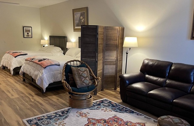 Crooked Creek Retreat- Spacious room on Creek, 2 Queen beds + Full Fishing Gear.
