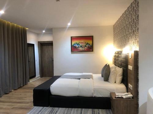 Crownsville Hotel - Airport Road