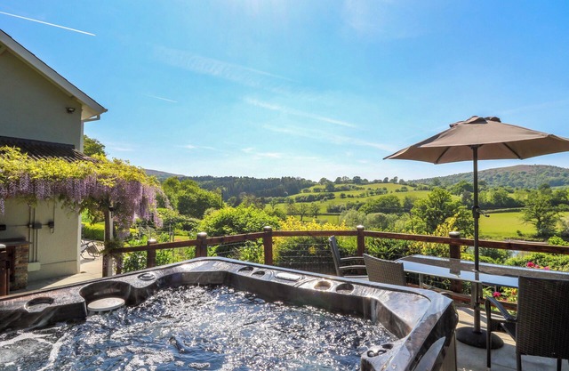 CURTAU, pet friendly, luxury holiday cottage in Builth Wells
