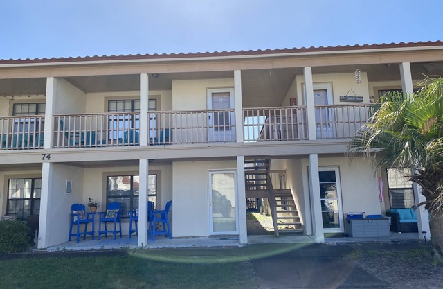 Cute 1 Bedroom Condo 3 Min Walk to Beach Sleeps 5 with lots of Amenities!