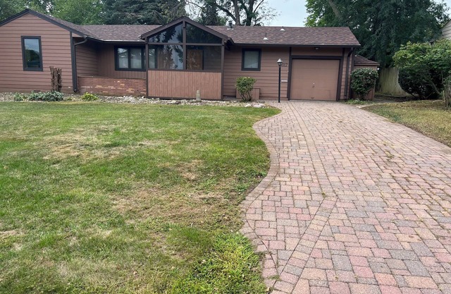 Cute 4-5 Bedroom Home with 2 Gorgeous Bathrooms Close to Stadium