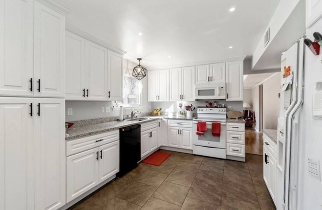 Cute 4 bed/2.5 bath Home w/Pool - Sleeps 12! 30 night min