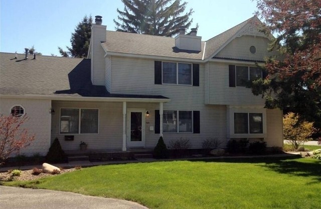 Cute and comfortable townhouse condo, walking distance to town, beach, docks.