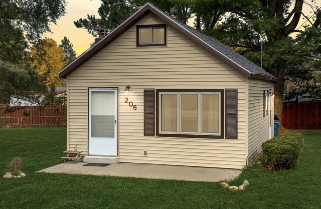 Cute and cozy cabin with fenced private yard! Close to everything and the lake!
