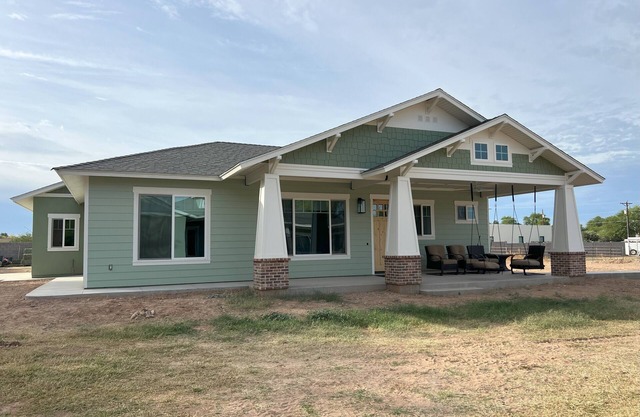 Cute bungalow on horse property!