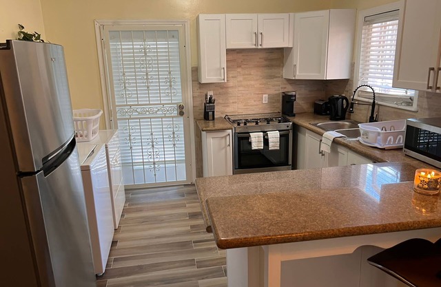Cute, clean and cozy cottage. 5 minute drive from Junkanoo beach and Bay street.