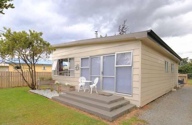 Cute Cottage 2 mins walk to Lake Te Anau and DOC