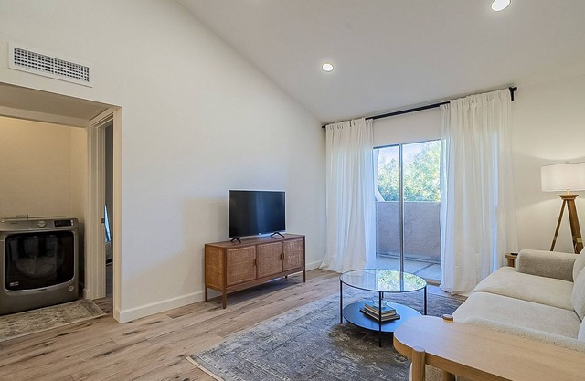 Cute Cozy Condo Close to Highways + Pool!