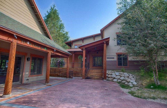Cute & Cozy Condo: Close to Grand Targhee, skiing, mountain biking