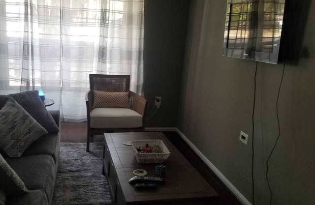 Cute & Cozy Lake Ridge Townhouse