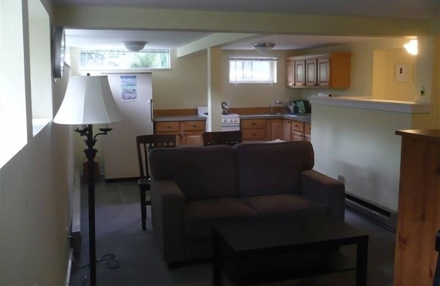Cute Efficiency Studio 2 Miles to Downtown Seattle