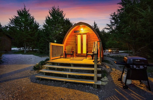 Cute European Bungalow Cabin w/Hot Tub. 1 Double Bed and Pet Friendly!