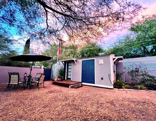 Cute Peaceful Tiny House Getaway w Backyard - Low Summer Rates!