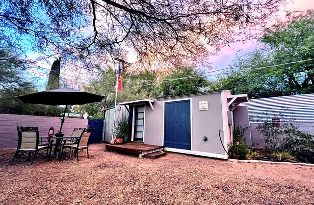 Cute Peaceful Tiny House Getaway w/Backyard - Low Summer Rates! 🏡