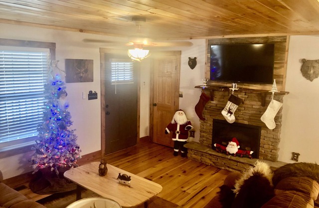 Cute & Roomy 4/2 with Hot Tub, FP, Internet & More
